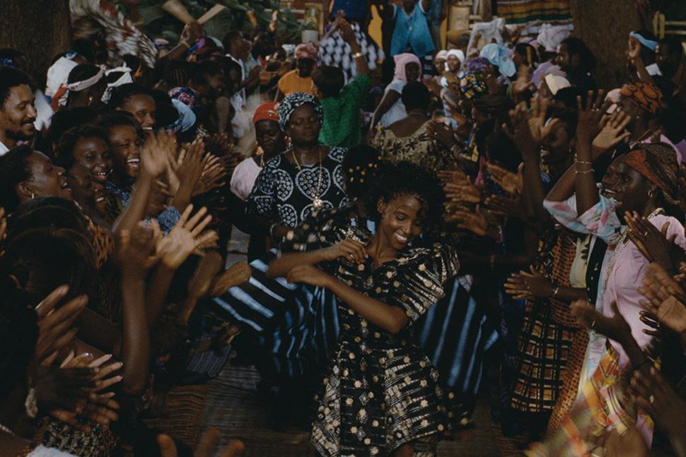 A scene from Flora Gomes's "Udju Azul di Yonta" (1992)